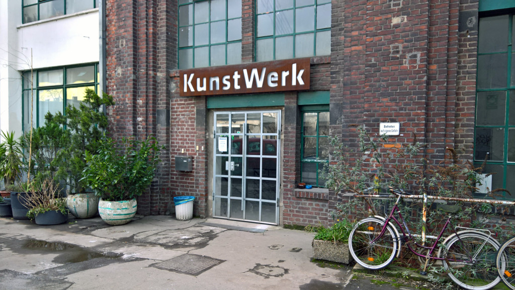 Eingang des Atelierhauses KUNSTWERK in Köln